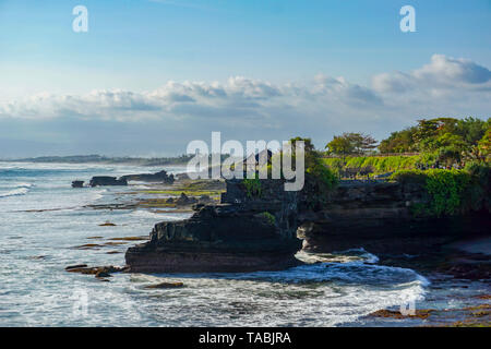 Strand in der Nähe von Tanah Lot Tempel auf Bali, Indonesien - Hintergrund Stockfoto