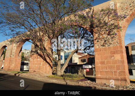 Los Arcos in Santiago de Querétaro, Aquädukt. Calzada de los Arcos. Querétaro, Mexiko. Stockfoto