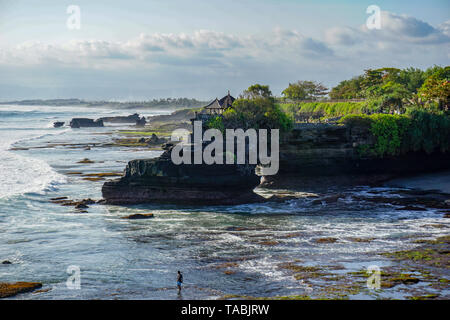 Strand in der Nähe von Tanah Lot Tempel auf Bali, Indonesien - Hintergrund Stockfoto