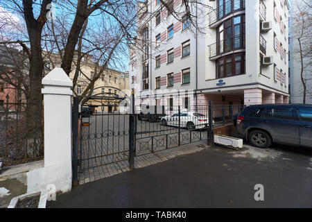 Häuser auf Arbat Straße. Geschlossene Tore mit weißen Zeichen auf Russisch: Nicht Autos hier parken. Blue Adresse gedenktafel am Haus mit russischen Text: Arbat stree Stockfoto