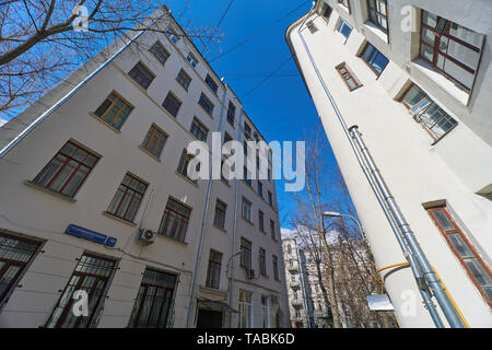 Moskau, Russland - März 23, 2019: Häuser in der Innenstadt von Moskau. Blue Adresse gedenktafel am Haus mit russischen Text: Starokonyushenniy pereulok und Anzahl Stockfoto