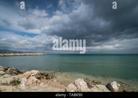 Stürmische dramatische Wolken über dem Strand von Alykes auf Zakynthos Insel, Griechenland ansammeln Stockfoto