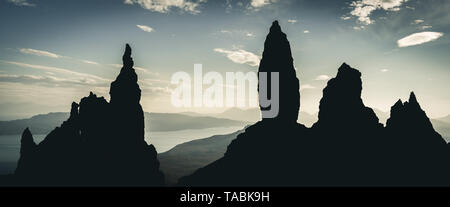 Silhouetten von interessanten spire wie Felsformationen auf ein Gebirge in Schottland. Stockfoto