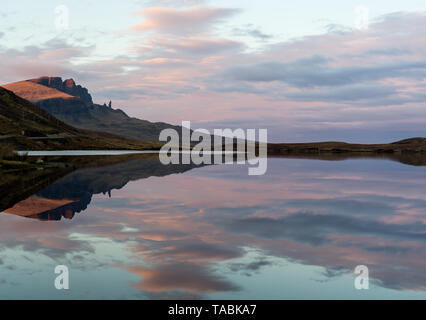 Friedliche und ruhige reflektierenden Blick auf sanften Hügeln, die sich aus einem stillen See. Stockfoto