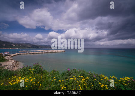 Stürmische dramatische Wolken über dem Strand von Alykes auf Zakynthos Insel, Griechenland ansammeln Stockfoto