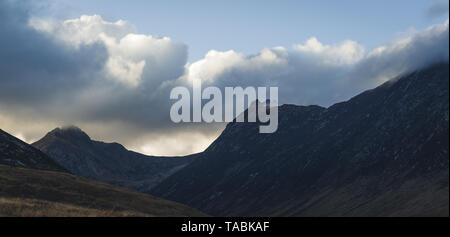 Landschaft geschossen von einem robusten Mountain Range gegen einen offenen Himmel. Stockfoto