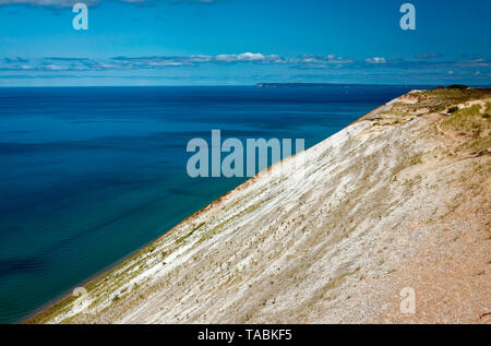 Hohe Sanddünen; übersehen; Lake Michigan; ruhige, blaue Wasser; South Manitou Island jenseits, Natur; Pierce Stocking Scenic Drive; Sleeping Bear Dunes Nati Stockfoto