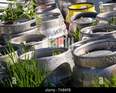 Alte Bierfässer, Großbritannien Stockfoto