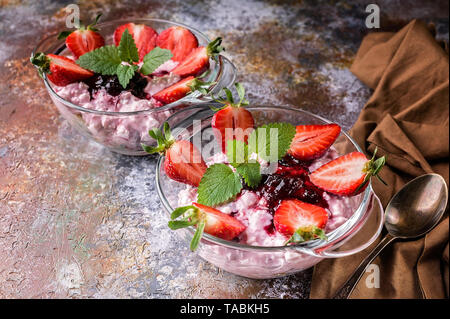Leckeres Frühstück. Quark mit Marmelade, Joghurt, frische Erdbeeren und Minze Stockfoto