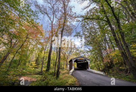 Rustikale alte Brücke im ländlichen Pennsylvania Landschaft im Herbst Stockfoto