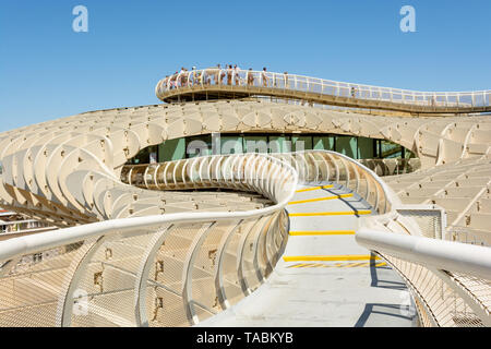 Verdrehen Gehweg auf der Oberseite des Metropol Parasol, La Encarnacion Platz, Sevilla, Region Andalusien, Spanien Stockfoto