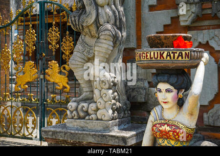 Balinesische Frau statue Holding auf seinem Kopf Angebote und Geschenke für die Götter an der balinesischen Tempel, Bali, Indonesien, 10.08.2018 Stockfoto