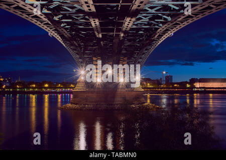 Unter der Theodor-Heuss-Brücke in Mainz mit Blick auf Mainz während der blauen Stunde Stockfoto