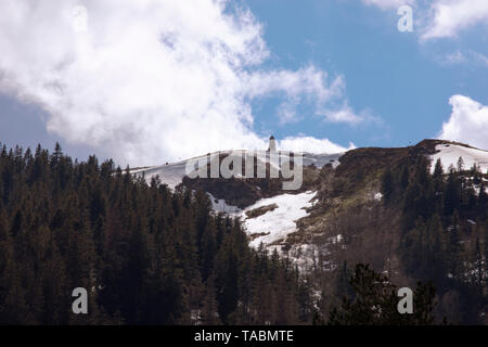 Feldberg. Blick auf den Turm der Wetterstation auf dem Gipfel, und Schnee, blauer Himmel. Schwarzwald. Schwarzwald. Deutschland. Stockfoto