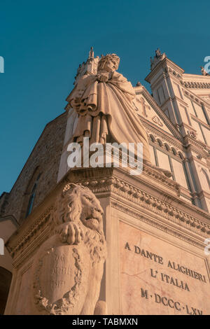 Dante Alighieri Statue vor der Kirche Santa Croce in Florenz Stockfoto