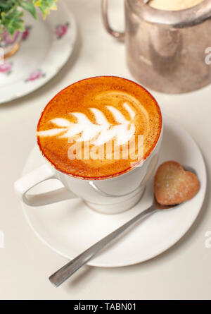 Tasse rot Cappuccino (mit Rooibos Tee gemacht) in den vier und zwanzig Cafe in Kapstadt. Markante rote Farbe der Kaffee ist deutlich sichtbar. Stockfoto