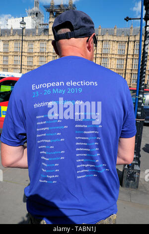 Liste der europäischen Wahlen Webseiten auf der Rückseite des Mannes t-shirt, "DIESE ZEIT ICH BIN ABSTIMMUNG EU 23 - 26 Mai 2019' Außerhalb des Houses of Parliament in Westminster London England UK KATHY DEWITT Stockfoto