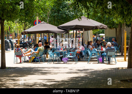 Menschen, die im Freien vor einem Café in der Alameda de Hércules in Sevilla sitzen Stockfoto