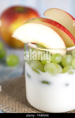 Joghurt mit Äpfel und Trauben Stockfoto