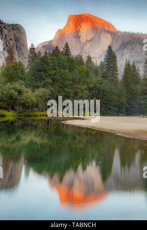 Malerische des Half Dome und Merced River, Reflexionen, Yosemite National Park, Kalifornien, USA, von Bill Lea/Dembinsky Foto Assoc Stockfoto
