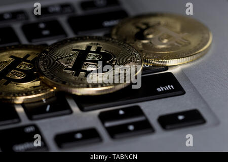 Bitcoin schließen, die auf dem Computer Tastatur. Investitionen in den Finanzsektor. Stockfoto