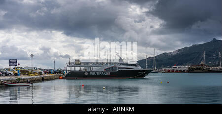 Zakynthos, Griechenland - April 2019: Private touristische Touren Boot am Ufer vertäut im Hafen von Zakynthos, Ionische Inseln Stockfoto