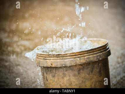 Regenwassernutzung in der Schaufel nach starkem Regen Stockfoto