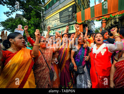 Frauen Anhänger der Bharatiya Janata Party (BJP) feiert mit einem Ausschnitt der Ministerpräsident Narendra Modi vor der Partei Hauptsitz in Kalkutta nach massiven Gewinnen in Westbengalen & Indien Wahl. Bharatiya Janata Party (BJP) gewinnt Wahl in Kalkutta, Indien. Stockfoto