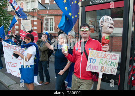 Anti Brexit Protest außerhalb der Brexit Party Rally in London Olympia hielt am 21. Mai 2019 kurz vor der Europawahl Abstimmung am 23. Mai Stockfoto