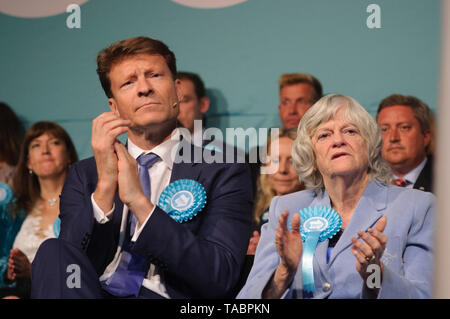 Richard Tice, Vorsitzender und Ann Widdecombe an Brexit Partei Kundgebung in London Olympia am 21. Mai 2019 vor den europäischen Wahlen Abstimmung am 23. Mai Stockfoto