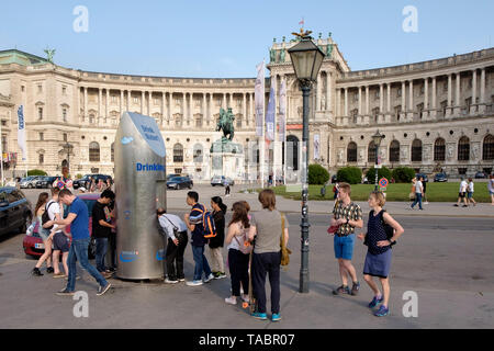 An einem Brunnen am Heldenplatz in Wien vor der Neuen Burg Flügel der Hofburg Stockfoto