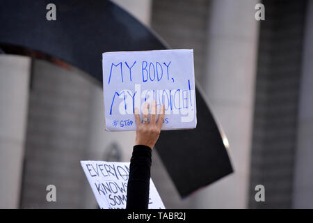 Rallye in Reaktion auf die Welle der Rechtsvorschriften das Verbot von Abtreibungen in den Usa in New York City. Stockfoto