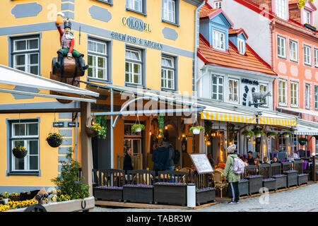 Riga, Lettland, 02.Mai: Touristen und Bürger in einem der Restaurants auf der Straße in der Altstadt von Riga entspannen, Mai 02, 2019. Stockfoto