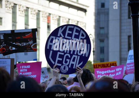 Rallye in Reaktion auf die Welle der Rechtsvorschriften das Verbot von Abtreibungen in den Usa in New York City. Stockfoto