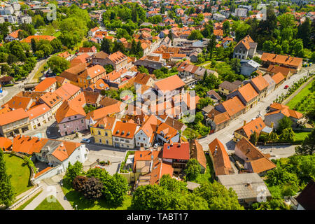 Panoramablick auf die Stadt von Samobor in Kroatien von Drone, alte Häuser im Stadtzentrum Stockfoto