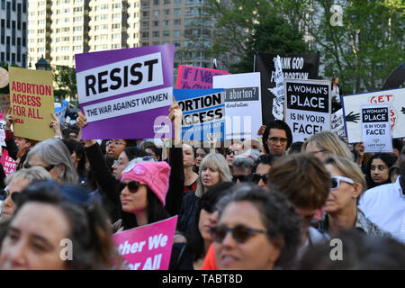 Geplante Elternschaft hält eine Kundgebung der Verbote am Foley Square am 21. Mai 2019 in New York zu stoppen. Stockfoto