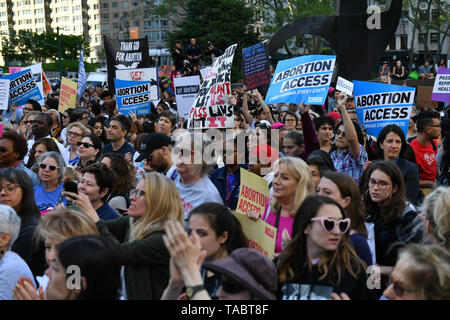 Geplante Elternschaft hält eine Kundgebung der Verbote am Foley Square am 21. Mai 2019 in New York zu stoppen. Stockfoto