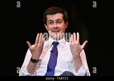 Demokratische Präsidentschaftskandidat South Bend, IN Bürgermeister Peter Buttigieg beteiligt sich an einem kamingespräch vom Queens County Demokratische Partei im La gehalten Stockfoto