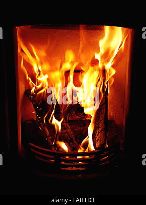 Brennendes Feuer im Ofen Stockfoto
