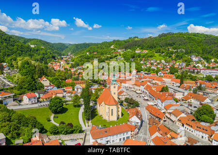 Kroatien, Stadt von Samobor, Hauptplatz und Kirchturm von Drone, Stadt, Skyline Stockfoto