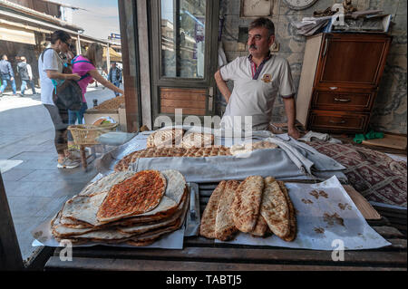 Türkische traditionelle Pita pide gemischte Käse und Fleisch in eine Bäckerei. Gaziantep Provinz, im westlichen Teil der Türkei Southeastern Anatolia Region. Stockfoto