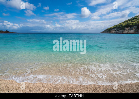 Unglaublich türkisfarbene Wasser auf der Xigia Schwefel Strand im Sommer auf der Insel Zakynthos, Griechenland Stockfoto