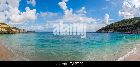 Unglaublich türkisfarbene Wasser auf der Xigia Schwefel Strand im Sommer auf der Insel Zakynthos, Griechenland Stockfoto