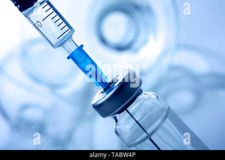 Impfstoff Durchstechflasche Dosis Grippeimpfung Droge der Spritze und medizinisches Konzept Impfung subkutane Injektion Stockfoto