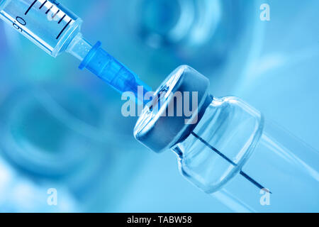 Impfstoff Durchstechflasche Dosis Grippeimpfung Droge der Spritze und medizinisches Konzept Impfung subkutane Injektion Stockfoto