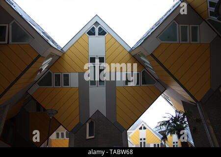 Wohnungen und Büros innerhalb der kubischen Häusern von Rotterdam, Metropolitan City. Stockfoto