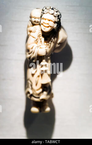 Ainu Abbildung mit einem Kind und einem Musikinstrument Netsuke Figurine von Kokeisai Samsho Elfenbein, 1900-1930 Stockfoto