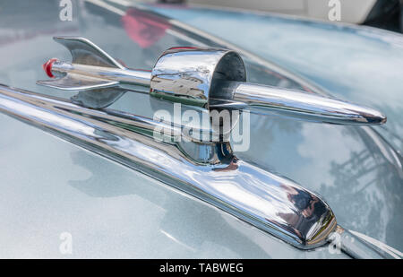 Rocket Kühlerfigur auf klassischen Auto an der State Street Staatsangehörigen Premier Auto Show am 19. Mai 2019 über staatliche Straße für den Verkehr zu Al geschlossen wurde Stockfoto