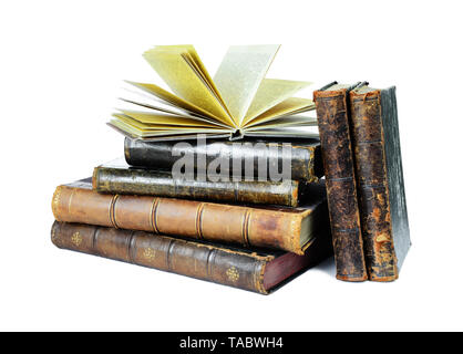 Offenes Buch liegt auf einem Stapel alter Bücher auf weißem Hintergrund Stockfoto