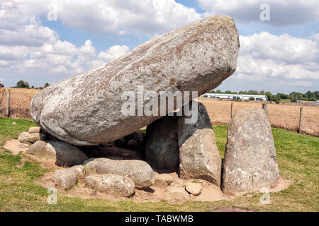 Beeindruckende Brownshill Dolmen mit capstone wiegen 150 erhebt sich auf dem Feld in der Nähe von carlow in Irland. Stockfoto